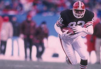 17 Dec 1989:  Tight end Ozzie Newsome of the Cleveland Browns runs with the ball as a Minnesota Vikings player chases him during a game at Cleveland Stadium in Cleveland, Ohio.  The Browns won the game, 23-17. Mandatory Credit: Rick Stewart  /Allsport