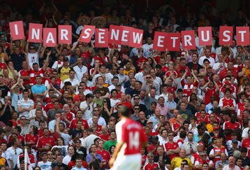 LONDON, ENGLAND - MAY 24:  Arsenal fans show support for their manager Arsene Wenger before the Barclays Premier League match between Arsenal and Stoke City at Emirates Stadium on May 24, 2009 in London, England.  (Photo by Ryan Pierse/Getty Images)