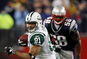 FOXBORO, MA - NOVEMBER 13:  Dustin Keller #81 of the New York Jets carries the ball in overtime as Pierre Woods #58 of the New England Patriots defends on November 13, 2008 at Gillette Stadium in Foxboro, Massachusetts. The Jets defeated the Patriots 34-31 in overtime.  (Photo by Elsa/Getty Images)