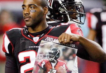 ATLANTA - DECEMBER 10:  DeAngelo Hall #21 of the Atlanta Falcons holds up a poster of Michael Vick during player intros against the New Orleans Saints on December 10, 2007 at the Georgia Dome in Atlanta, Georgia.  (Photo by Chris Graythen/Getty Images)