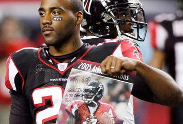 ATLANTA - DECEMBER 10:  DeAngelo Hall #21 of the Atlanta Falcons holds up a poster of Michael Vick during player intros against the New Orleans Saints on December 10, 2007 at the Georgia Dome in Atlanta, Georgia.  (Photo by Chris Graythen/Getty Images)