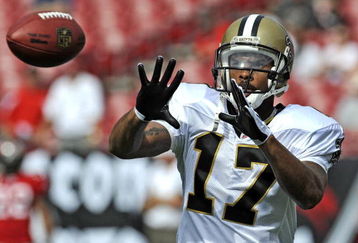 TAMPA, FL - NOVEMBER 30:  Wide receiver Robert Meachem #17 of the New Orleans Saints grabs a warm up pass before play against the Tampa Bay Buccaneers at Raymond James Stadium on November 30, 2008 in Tampa, Florida.  (Photo by Al Messerschmidt/Getty Images)