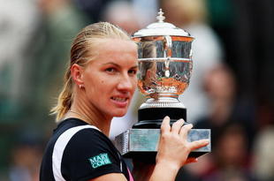 PARIS - JUNE 06:  Svetlana Kuznetsova of Russia poses with the trophy following her victory during the Women's Singles Final match against Dinara Safina of Russia on day fourteen of the French Open at Roland Garros on June 6, 2009 in Paris, France.  (Photo by Ryan Pierse/Getty Images)