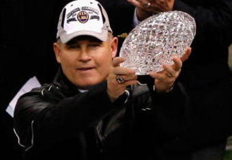 NEW ORLEANS - JANUARY 07:  Head coach Les Miles of the Louisiana State University Tigers celebrates with the championship trophy after defeating the Ohio State Buckeyes 38-24 in the AllState BCS National Championship on January 7, 2008 at the Louisiana Superdome in New Orleans, Louisiana.  (Photo by Christian Petersen/Getty Images)
