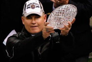 NEW ORLEANS - JANUARY 07:  Head coach Les Miles of the Louisiana State University Tigers celebrates with the championship trophy after defeating the Ohio State Buckeyes 38-24 in the AllState BCS National Championship on January 7, 2008 at the Louisiana Superdome in New Orleans, Louisiana.  (Photo by Christian Petersen/Getty Images)