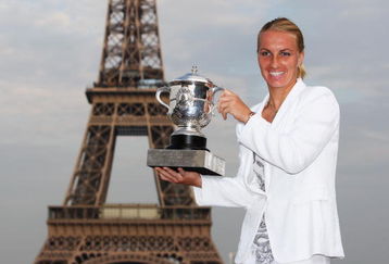 PARIS - JUNE 06:  New ladies French Open champion Svetlana Kuznetsova of Russia poses with the trophy in front of the Eiffel Tower on day fourteen of the French Open on June 6, 2009 in Paris, France.  (Photo by Ryan Pierse/Getty Images)