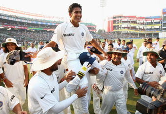NEW DELHI, INDIA - NOVEMBER 02: Indian captain Anil Kumble is chaired round the pitch on a lap of honour by his team mates after announcing his retirement from Test cricket during day five of the Third Test match between India and Australia at the Feroz Shah Kotla Stadium on November 2, 2008 in New Delhi, India.  (Photo by Michael Steele/Getty Images)