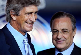 MADRID, SPAIN - JUNE 02:  New Real Madrid coach Manuel Pellegrini smiles flanked by Real Madrid president Florentino Perez during the presentation of the 55-year-old former Villarreal coach at the Santiago Bernabeu stadium on June 2, 2009 in Madrid, Spain. Pellegrini has signed a two-year deal with Los Merengues.  (Photo by Jasper Juinen/Getty Images)