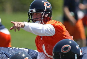 LAKE FOREST, IL - MAY 20:  Jay Cutler #6 of the Chicago Bears points to a defensive formation during an organized team activity (OTA) practice on May 20, 2009 at Halas Hall in Lake Forest, Illinois. (Photo by Jonathan Daniel/Getty Images)