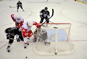 PITTSBURGH - JUNE 04:  Marian Hossa #81 of the Detroit Red Wings fights for position agianst Mark Eaton #7 of the Pittsburgh Penguins during Game Four of the 2009 NHL Stanley Cup Finals on June 4, 2009 at Mellon Arena in Pittsburgh, Pennsylvania.  (Photo by Jamie Sabau/Getty Images)