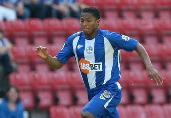 WIGAN, ENGLAND - MAY 24:  Antonio Valencia of Wigan runs with the ball during the Barclays Premier League match between Wigan Athletic and Portsmouth at the JJB Stadium on May 24, 2009 in Wigan, England.  (Photo by Hamish Blair/Getty Images)