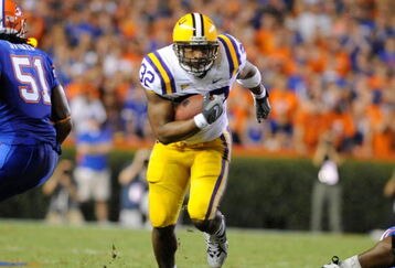GAINESVILLE, FL - OCTOBER 11: Running back Charles Scott #32 of the LSU Tigers rushes upfield against the University of Florida Gators at Ben Hill Griffin Stadium on October 11, 2008 in Gainesville, Florida.  (Photo by Al Messerschmidt/Getty Images)