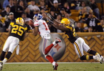 PITTSBURGH - OCTOBER 26: Steve Smith #12 of the New York Giants catches the pass against Ryan Clark #25 and Deshea Townsend #26 of the Pittsburgh Steelers at Heinz Field on October 26, 2008 in Pittsburgh, Pennsylvania. (Photo by: Rick Stewart/Getty Images)