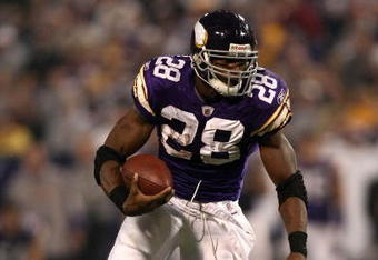 MINNEAPOLIS - NOVEMBER 30:  Adrian Peterson #28 of the Minnesota Vikings runs with the ball against of the Chicago Bears at the Metrodome on November 30, 2008 in Minneapolis, Minnesota.  (Photo by Jonathan Ferrey/Getty Images)