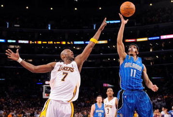 LOS ANGELES, CA - JUNE 07:  Courtney Lee #11 of the Orlando Magic shoots over Lamar Odom #7 of the Los Angeles Lakers in Game Two of the 2009 NBA Finals at Staples Center on June 7, 2009 in Los Angeles, California. NOTE TO USER: User expressly acknowledges and agrees that, by downloading and or using this photograph, User is consenting to the terms and conditions of the Getty Images License Agreement.  (Photo by Mark J. Terrill-Pool/Getty Images)