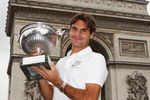 PARIS - JUNE 08:  Roger Federer of Switzerland poses with his French Open winners trophy at the Arc de Triomphe on June 8, 2009 in Paris, France.  (Photo by Ryan Pierse/Getty Images)