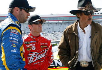 BRISTOL, TN - MARCH 21: Elliott Sadler (L) driver of the #19 Best Buy Dodge talks with Kasey Kahne (C) driver of the #9 Budweiser Dodge and Racing Legend Richard Petty during practice for the NASCAR Sprint Cup Series Food City 500 at Bristol Motor Speedway on March 21, 2009 in Bristol, Tennessee.  (Photo by John Harrelson/Getty Images)