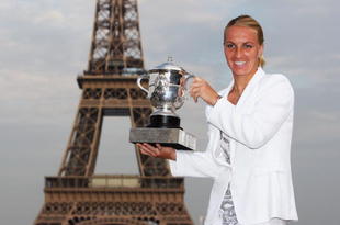 PARIS - JUNE 06:  New ladies French Open champion Svetlana Kuznetsova of Russia poses with the trophy in front of the Eiffel Tower on day fourteen of the French Open on June 6, 2009 in Paris, France.  (Photo by Ryan Pierse/Getty Images)