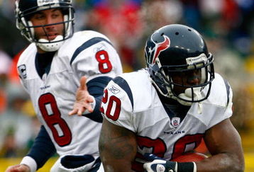 GREEN BAY, WI - DECEMBER 07:  Running back Steve Slaton #20 of the Houston Texans carries the ball after a hand off from quarterback Matt Schaub during the third quarter against the Green Bay Packers at Lambeau Field on December 7, 2008 in Green Bay, Wisconsin. The Texans defeated the Packers 24-21.  (Photo by Jeff Gross/Getty Images)