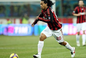 MILAN, ITALY - FEBRUARY 15: Forward Ronaldinho of AC Milan in action during FC Inter Milan v AC Milan - Serie A match on February 15, 2009 in Milan, Italy.  (Photo by Vittorio Zunino Celotto/Getty Images)