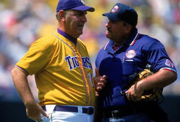 12 Jun 2000:  Head Coach Skip Bertman #15 of the Louisiana State Tigers talks to a referee during the College World Series Game against the Texas Longhorns at Rosenblatt Stadium in Omaha, Nebraska.  The Tigers defeated the Longhorns 13-5.Mandatory Credit: Andy Lyons  /Allsport