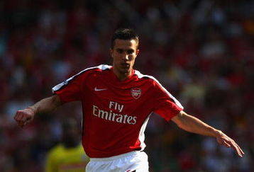 LONDON, ENGLAND - MAY 24:  Robin Van Persie of Arsenal runs with the ball during the Barclays Premier League match between Arsenal and Stoke City at Emirates Stadium on May 24, 2009 in London, England.  (Photo by Ryan Pierse/Getty Images)