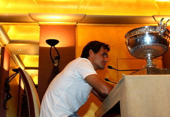 PARIS - JUNE 08:  Roger Federer of Switzerland speaks during a French Open press conference at the Park Hyatt on June 8, 2009 in Paris, France.  (Photo by Ryan Pierse/Getty Images)