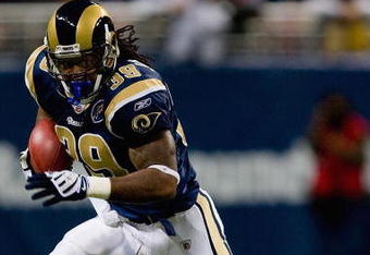 ST. LOUIS, MO - DECEMBER 21:  Steven Jackson #39 of the St. Louis Rams carries the ball during the game against the San Francisco 49ers at the Edward Jones Dome on December 21, 2008 in St. Louis, Missouri. The 49ers won 17-16. (Photo by Dilip Vishwanat/Getty Images) 