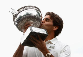 PARIS - JUNE 08:  Roger Federer of Switzerland poses with his French Open winners trophy at the Arc de Triomphe on June 8, 2009 in Paris, France.  (Photo by Ryan Pierse/Getty Images)