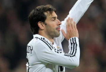 MADRID, SPAIN - NOVEMBER 05:  Ruud van Nistelrooy of Real Madrid appeals for a hand ball during the UEFA Champions League Group H match between Real Madrid and Juventus at the Santiago Bernabeu stadium on November 5, 2008 in Madrid, Spain. Real Madrid lost the match 2-0.  (Photo by Jasper Juinen/Getty Images)