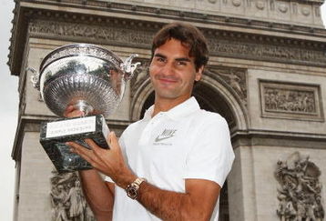 PARIS - JUNE 08:  Roger Federer of Switzerland poses with his French Open winners trophy at the Arc de Triomphe on June 8, 2009 in Paris, France.  (Photo by Ryan Pierse/Getty Images)