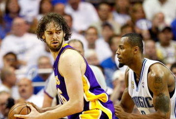 ORLANDO, FL - JUNE 09:  Pau Gasol #16 of the Los Angeles Lakers looks for an open pass over Rashard Lewis #9 of the Orlando Magic in Game Three of the 2009 NBA Finals on June 9, 2009 at Amway Arena in Orlando, Florida.  NOTE TO USER:  User expressly acknowledges and agrees that, by downloading and or using this photograph, User is consenting to the terms and conditions of the Getty Images License Agreement.  (Photo by Ronald Martinez/Getty Images)