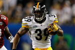 TAMPA, FL - FEBRUARY 01:  Willie Parker #39 of the Pittsburgh Steelers runs the ball in the first quarter against Antrel Rolle #21 of the Arizona Cardinals during Super Bowl XLIII on February 1, 2009 at Raymond James Stadium in Tampa, Florida.  (Photo by Chris Graythen/Getty Images)
