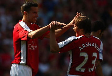 LONDON, ENGLAND - MAY 24:  Robin Van Persie of Arsenal celebrates with Andrey Arshavin (R) after scoring his team's second goal during the Barclays Premier League match between Arsenal and Stoke City at Emirates Stadium on May 24, 2009 in London, England.  (Photo by Ryan Pierse/Getty Images)