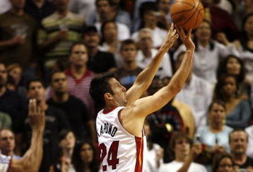 MIAMI - APRIL 11:  Forward Jason Kapono #24 of the Miami Heat shoots against the Washington Wizards in the fourth period on April 11, 2007 at the American Airlines Arena in Miami, Florida.  NOTE TO USER: User expressly acknowledges and agrees that, by downloading and/or using this Photograph, User is consenting to the terms and conditions of the Getty Images License Agreement.  (Photo by Eliot J. Schechter/Getty Images)