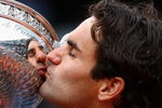PARIS - JUNE 07:  Roger Federer of Switzerland kisses the trophy as he celebrates victory during the Men's Singles Final match against Robin Soderling of Sweden on day fifteen of the French Open at Roland Garros on June 7, 2009 in Paris, France.  (Photo by Ryan Pierse/Getty Images)
