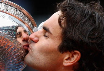 PARIS - JUNE 07:  Roger Federer of Switzerland kisses the trophy as he celebrates victory during the Men's Singles Final match against Robin Soderling of Sweden on day fifteen of the French Open at Roland Garros on June 7, 2009 in Paris, France.  (Photo by Ryan Pierse/Getty Images)