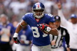 IRVING, TX - JANUARY 13:  Wide receiver Amani Toomer #81 of the New York Giants scores a 52 yard touchdown reception against the Dallas Cowboys during the first quarter of the NFC Divisional Playoff game at Texas Stadium on January 13, 2008 in Irving, Texas.  The Giants defeated the Cowboys 21-17.   (Photo by Chris Graythen/Getty Images)
