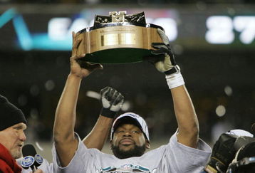 PHILADELPHIA - JANUARY 23:  Quarterback Donovan McNabb #5 of the Philadelphia Eagles celebrates with the George Halas NFC Championship trophy after defeating the Atlanta Falcons 27-10 in the NFC Championship game at Lincoln Financial Field on January 23, 2005 in Philadelphia, Pennsylvannia.  (Photo by Brian Bahr/Getty Images)