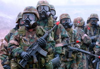 YEONCHON, SOUTH KOREA - FEBUARY 26:  U.S. soldiers wear gas masks as they take part in a chemical, biological and radiological warfare exercise February 26, 2003 in Yonchon, near the demilitarized zone which seperates the country from communist North Korea. Approximately 37,000 U.S. troops are stationed in South Korea amid a deepening crisis over North Korea's suspected nuclear weapons development. South Korea's Yonhap news agency recently reported that North Korea has urged its military and citizens to be ready for war, saying the U.S. could launch a strike at any time.  (Photo by Chung Sung-Jun/Getty Images)