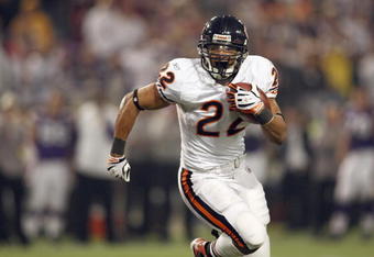 MINNEAPOLIS - NOVEMBER 30:  Matt Forte #22 of the Chicago Bears carries the ball during the game against the Minnesota Vikings at the Metrodome on November 30, 2008 in Minneapolis, Minnesota. (Photo by Jonathan Ferrey/Getty Images)