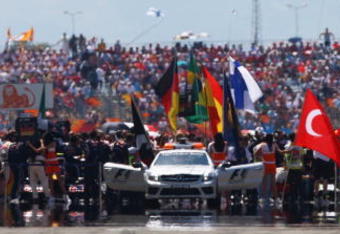 ISTANBUL, TURKEY - JUNE 07:  Cars line up on the grid before the start of the Turkish Formula One Grand Prix at Istanbul Park on June 7, 2009, in Istanbul, Turkey.  (Photo by Paul Gilham/Getty Images)