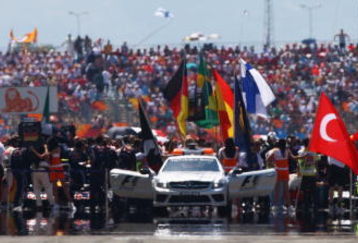 ISTANBUL, TURKEY - JUNE 07:  Cars line up on the grid before the start of the Turkish Formula One Grand Prix at Istanbul Park on June 7, 2009, in Istanbul, Turkey.  (Photo by Paul Gilham/Getty Images)