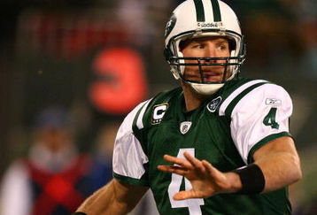 EAST RUTHERFORD, NJ - DECEMBER 28:  Brett Favre #4 of The New York Jets looks to pass against The Miami Dolphins during their game on December 28, 2008 at Giants Stadium in East Rutherford, New Jersey.  (Photo by Al Bello/Getty Images)
