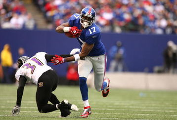 EAST RUTHERFORD, NJ - NOVEMBER 16:  Plaxico Burress #17 of the New York Giants eludes the tackle of Fabian Washington #31 of the Baltimore Ravens during their game on November 16, 2008 at Giants Stadium in East Rutherford, New Jersey.  (Photo by Al Bello/Getty Images)