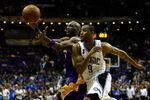 ORLANDO, FL - JUNE 09:  Lamar Odom #7 of the Los Angeles Lakers goes after the ball in front of Rashard Lewis #9 of the Orlando Magic in the fourth quarter of Game Three of the 2009 NBA Finals on June 9, 2009 at Amway Arena in Orlando, Florida.  NOTE TO USER:  User expressly acknowledges and agrees that, by downloading and or using this photograph, User is consenting to the terms and conditions of the Getty Images License Agreement.  (Photo by Chris Graythen/Getty Images)