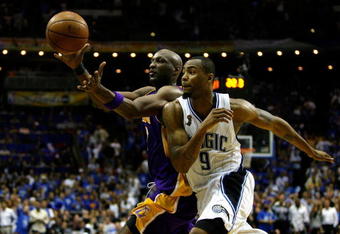 ORLANDO, FL - JUNE 09:  Lamar Odom #7 of the Los Angeles Lakers goes after the ball in front of Rashard Lewis #9 of the Orlando Magic in the fourth quarter of Game Three of the 2009 NBA Finals on June 9, 2009 at Amway Arena in Orlando, Florida.  NOTE TO USER:  User expressly acknowledges and agrees that, by downloading and or using this photograph, User is consenting to the terms and conditions of the Getty Images License Agreement.  (Photo by Chris Graythen/Getty Images)