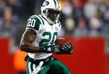 FOXBORO, MA - NOVEMBER 13: Thomas Jones #20 of the New York Jets runs against the New York Jets at Gillette Stadium on November 13, 2008 in Foxboro, Massachusetts. (Photo by Jim Rogash/Getty Images)