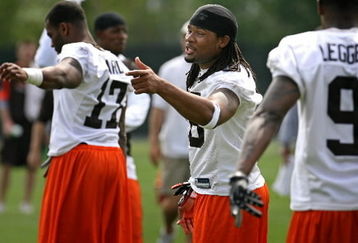 Large_joshua-cribbs-warms-up-wi_feature