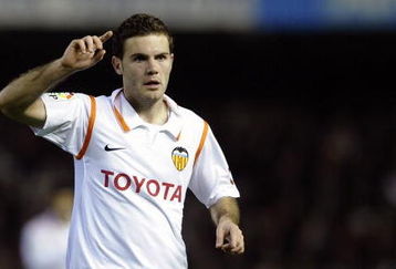 VALENCIA, SPAIN - MARCH 20:  Juan Mata of Valencia reacts during the Copa del Rey Semi Final 2nd leg match between Valencia and Barcelona at the Mestalla stadium on March 20, 2008 in Valencia, Spain. Valencia won 3-2.  (Photo by Manuel Queimadelos Alonso/Getty Images)